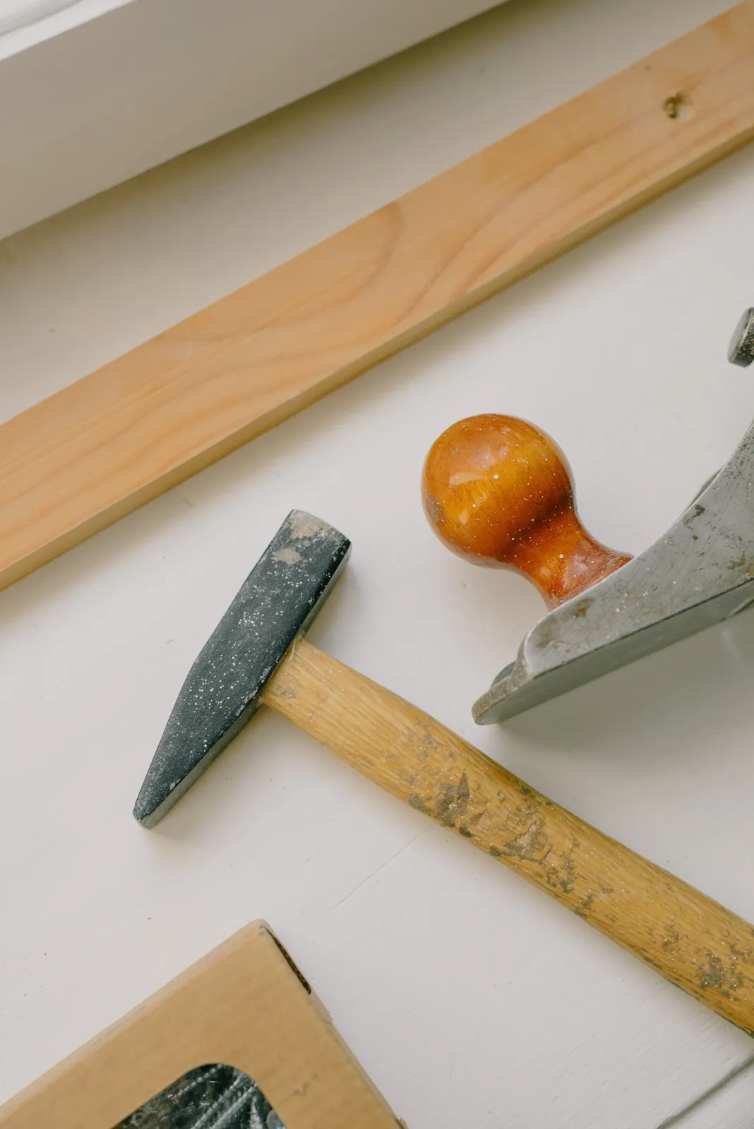Déménageur protégeant et montant un meuble
